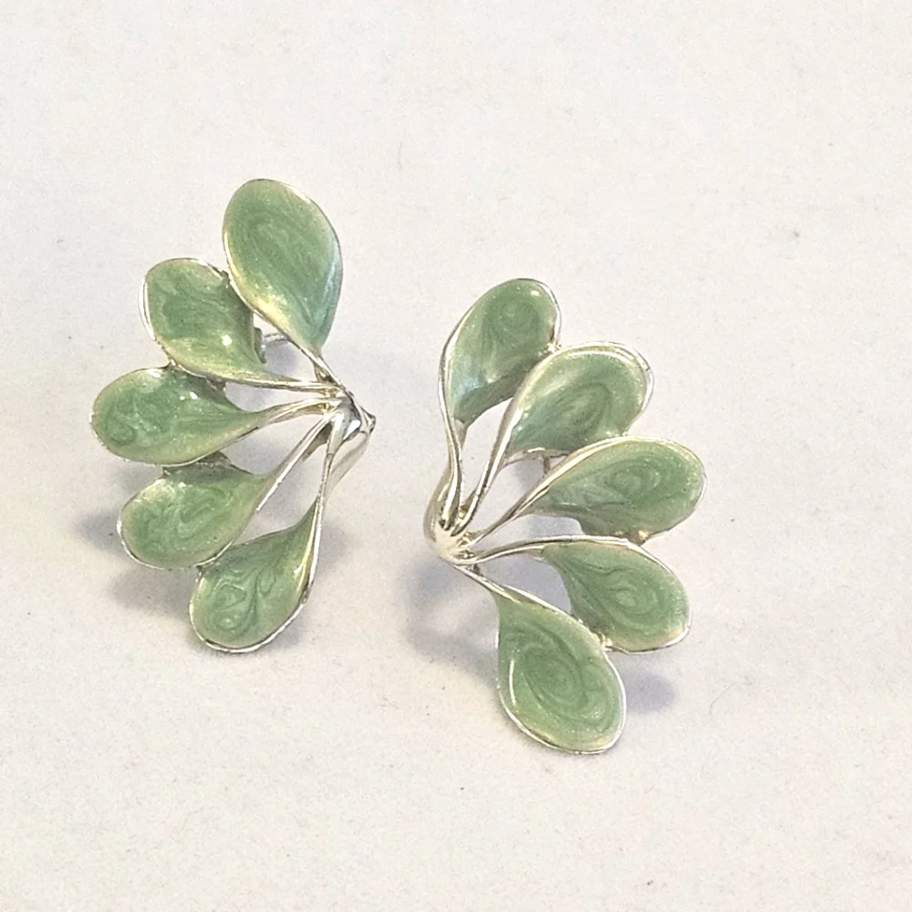 Vintage Dainty Green Enamel Floral Theme Clip On Earrings. - Picture 1 of 6